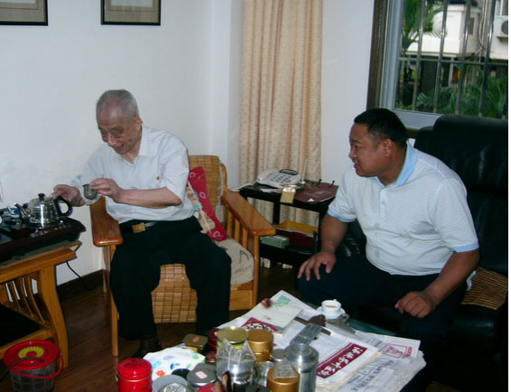 董事长林立坤与张天福【中国茶学界泰斗，中国近现代十大茶叶专家、制茶和审评专家】 