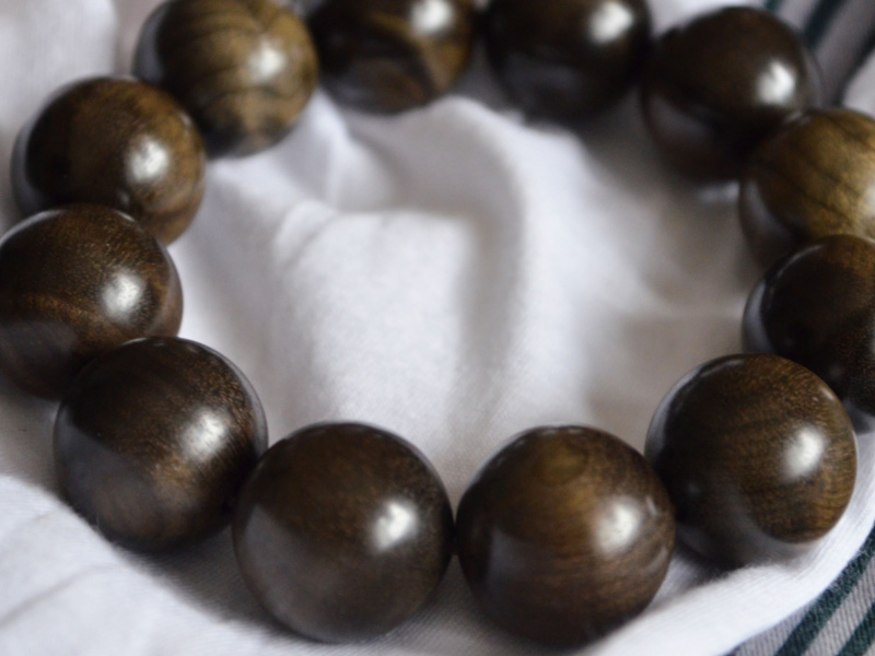 漳州韵楠贸易小编给您讲讲金丝楠木手串的鉴别和选购