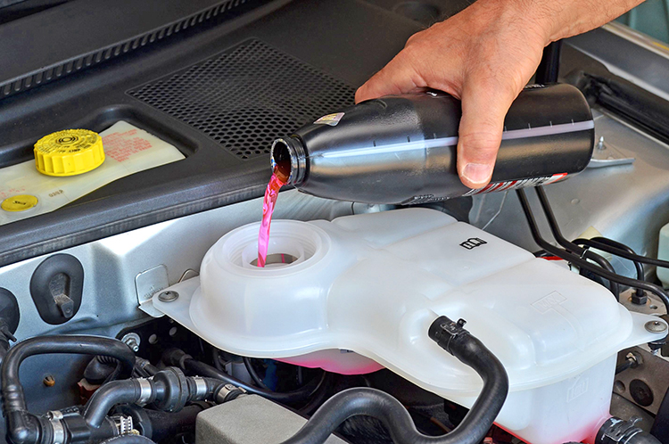 汽车防冻液少了是换还是加？