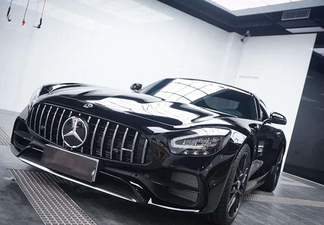 奔驰 AMG 装贴漆面保护膜
