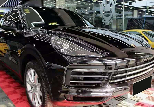 保时捷卡宴装贴漆面保护膜