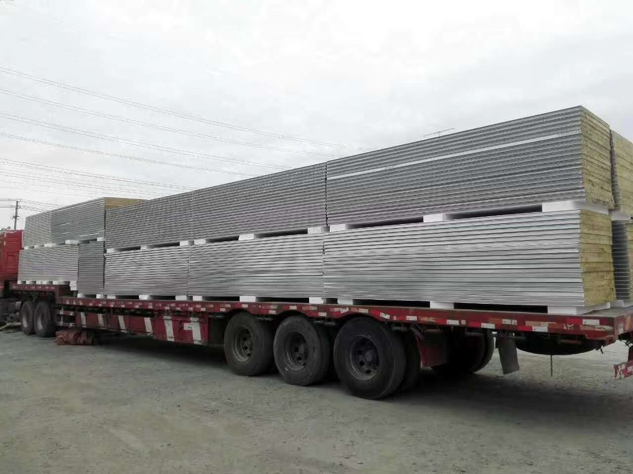 新疆玻璃丝棉彩钢夹芯板批发