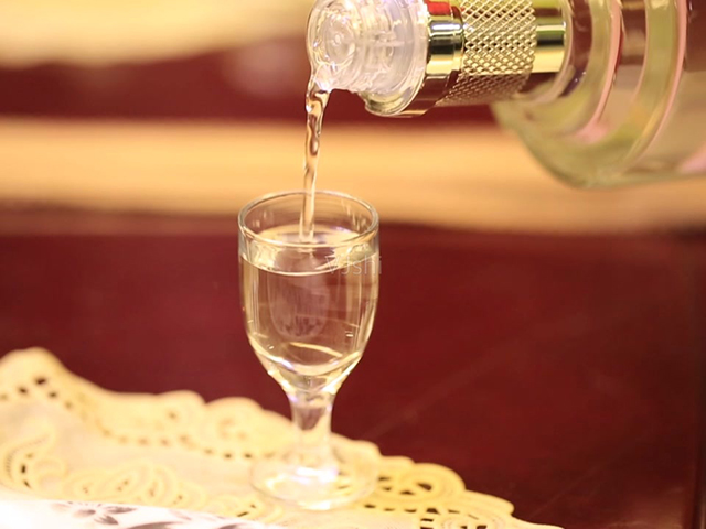 龙岩亿达辰贸易小编分享酒的分类知识