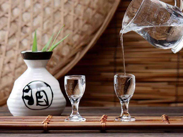 龙岩亿达辰贸易小编告诉您喝酱香型白酒的三不宜